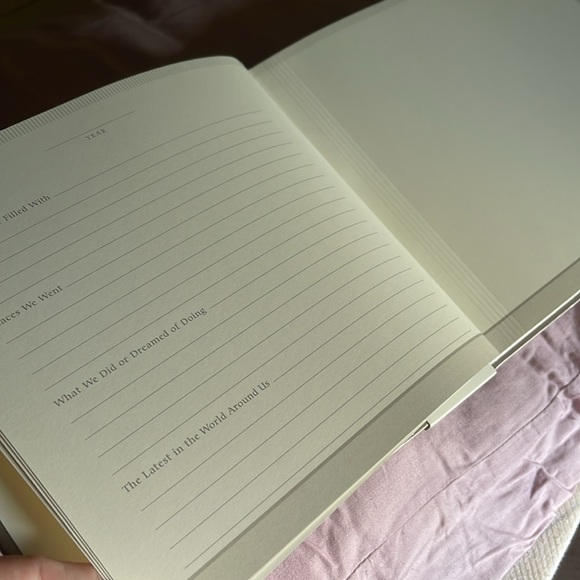 📕NOS Vtg Hallmark Anniversary Memories Scrap Book! - Picture 3 of 6